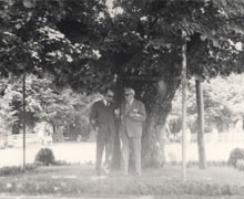 Baritonul impreuna cu maestrul Stroescu sub teiul lui Eminescu din Iasi.