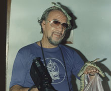 La o pagoda budhista din Penang (Malaesia) cativa simpatici serpi cobra, ".. ma intampina cu ospitalitate si cu sange .. rece !" (1982)